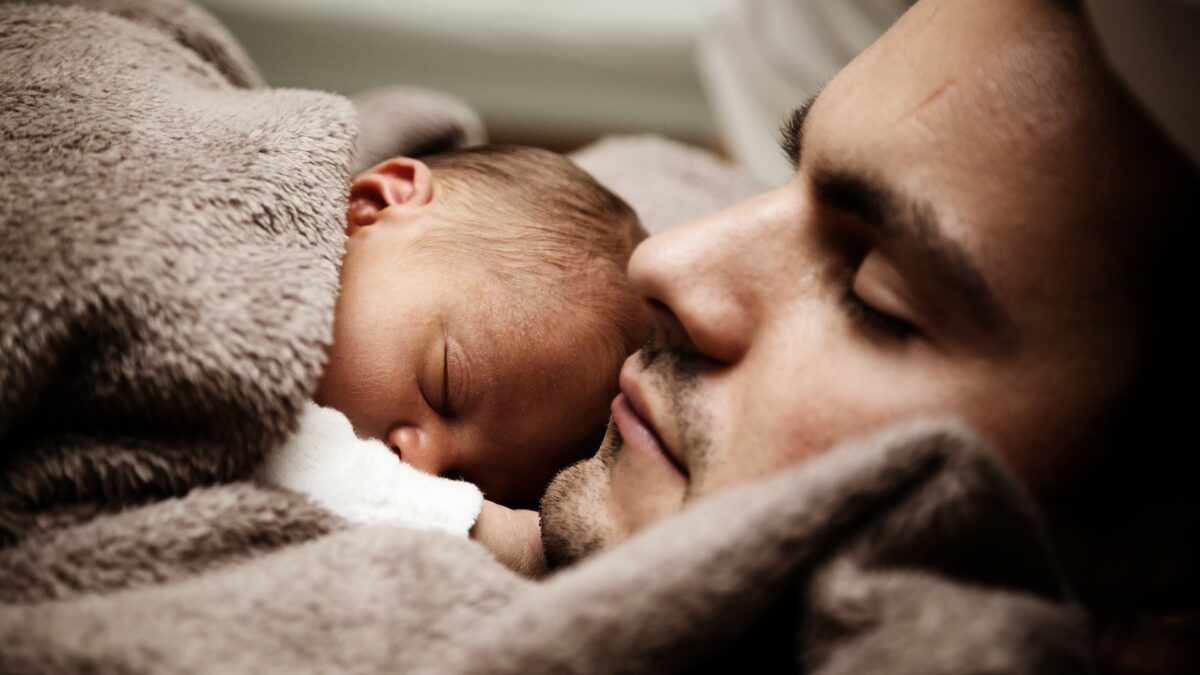 Padre con hijo recién nacido