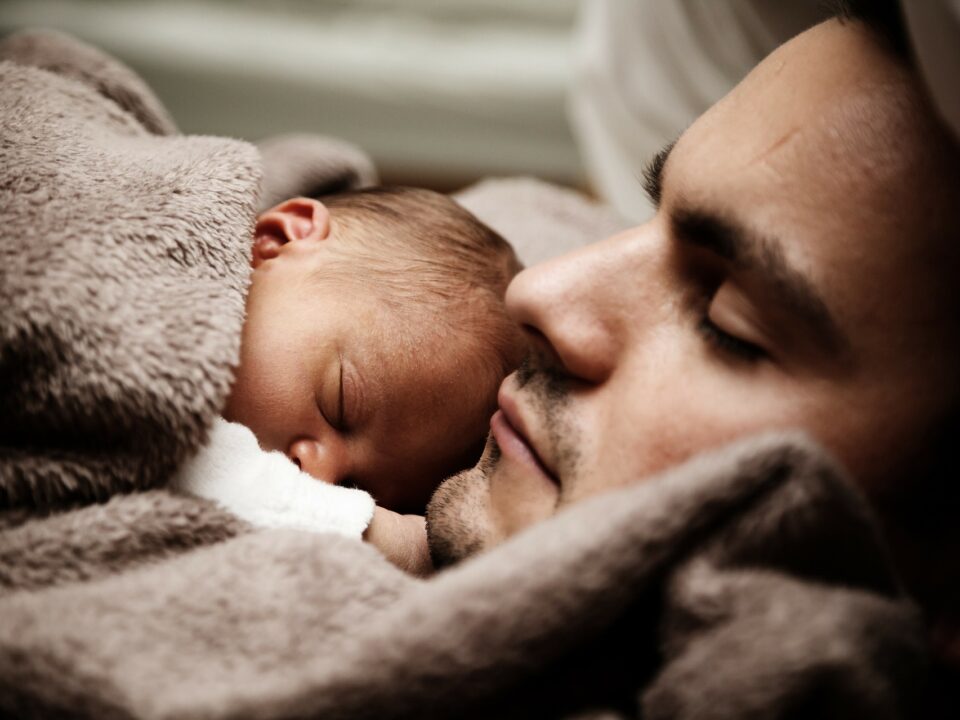 Padre con hijo recién nacido